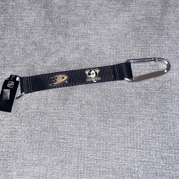 NHL Anaheim Ducks Carabiner Lanyard Keychain  8" - Picture 2 of 2